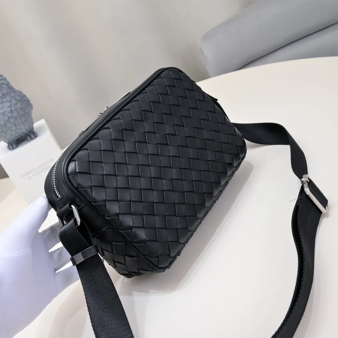 Batch 960 lntrecciato woven cow leather crossbody bag. Zipper opening and closing, the space is too big. It meets the daily needs of going out on the street. Mobile phone 📱 wallet 👛 power bank 🔋 There is no problem with the weaving process. The texture of the upper body 🔝 is very high-end. It is indispensable for going out. 66525# Size: 24.5×15×6cm Color: Black#
